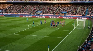 Balón de fútbol en campo con líneas de gol marcadas