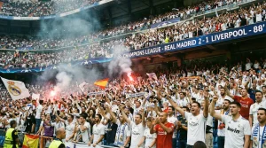 Aficionados en estadio viendo partido de Champions League