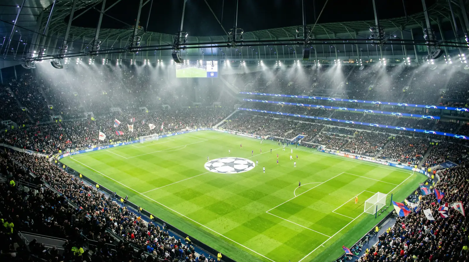 Estadio iluminado durante un partido nocturno de la UEFA Champions League
